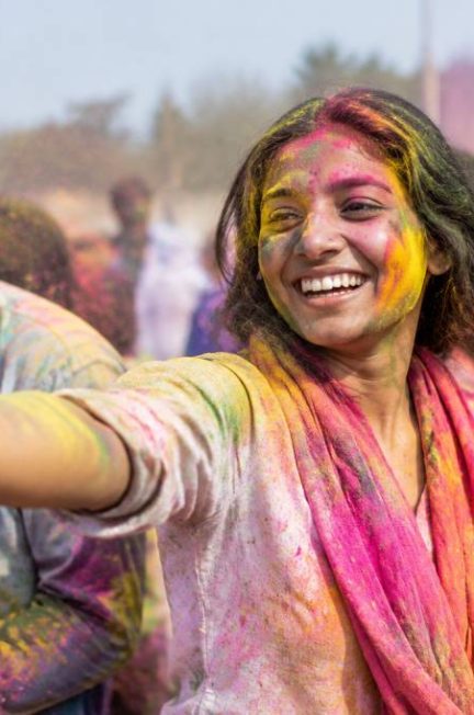 Fête des couleurs : origines, traditions et meilleurs lieux pour la célébrer