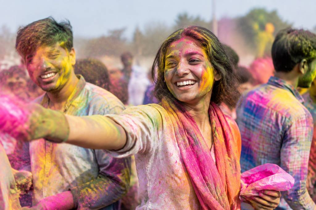 Fête des couleurs : origines, traditions et meilleurs lieux pour la célébrer